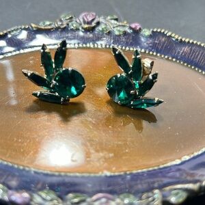 Nice Vintage Emerald Green Rhinestone Clip On Earrings. WA338
